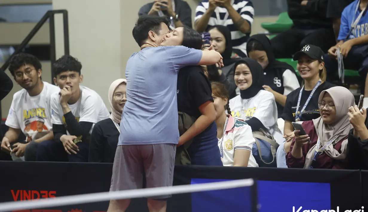 Alleia memberikan kecupan manis untuk sang ayah. Momen tersebut mencuri perhatian penonton lain dan juga warganet. [Foto; KapanLagi.com®/Bayu Herdianto]