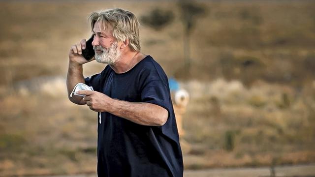 Alec Baldwin berbicara di telepon, usai menjawab pertanyaan di kantor Sheriff di Santa Fe, mengenai insiden penembakan tak disengaja. (Jim Weber/Santa Fe New Mexican via AP)