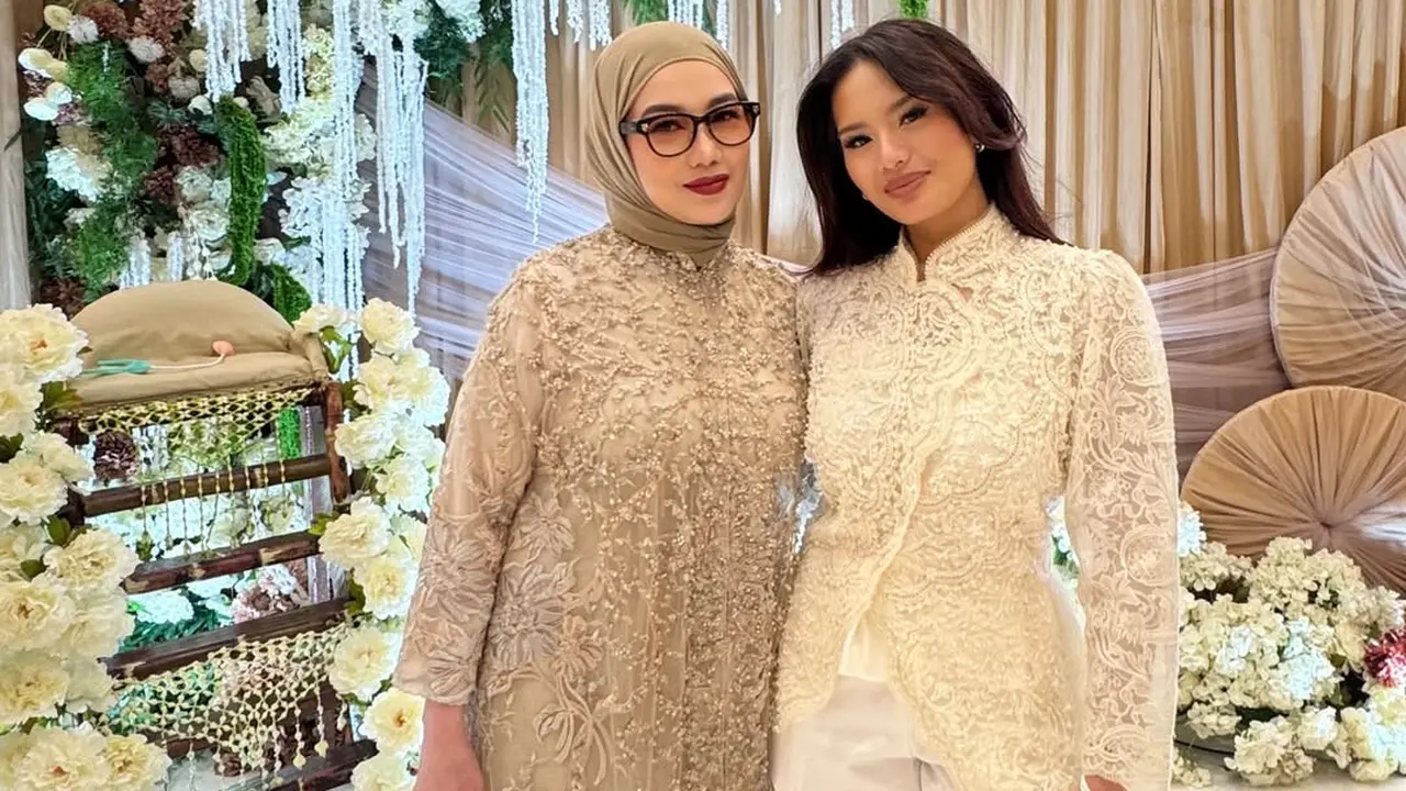 Kompak Berkebaya Nuansa Lembut, Reza Artamevia dan Zahwa Massaid Curi Perhatian di Tedak Siten Anak Aaliyah Massaid