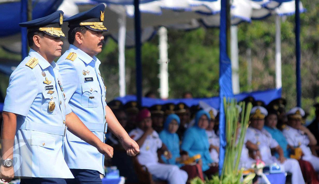 Marsekal TNI Hadi Tjahjanto (kanan) dan Agus Supriatna menghadiri acara serah terima jabatan KSAU di Lanud Halim Perdanakusuma, Jakarta, Jumat (20/1). Marsekal TNI Hadi Tjahjanto menggantikan Agus Supriatna‎ sebagai KSAU. (Liputan6.com/Helmi Afandi)