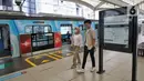 Penumpang melintasi rangkaian kereta MRT yang berhenti di stasiun di Jakarta, Kamis (20/10/2022). Volume penumpang MRT pada September 2022 tercatat naik dari Agustus 2022 sebanyak 150.032 orang, atau dari 1,86 juta orang. (Liputan6.com/Angga Yuniar)