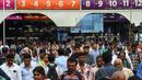 Penumpang keluar dari Stasiun Chhatrapati Shivaji Maharaj pada jam sibuk di Mumbai, India, Kamis (8/9/2022). Hampir seluruh operasi kereta api di India ditangani oleh perusahaan negeri, Indian Railways, dibawah Departemen Kereta Api. (Punit PARANJPE/AFP)