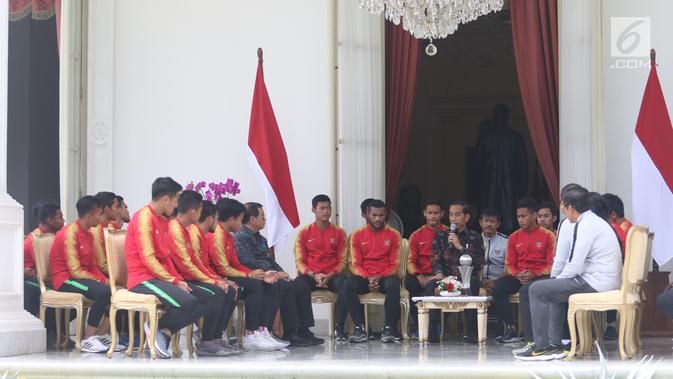 Presiden Jokowi menerima pemain Timnas U-22 Indonesia dan ofisial di beranda belakang Istana Merdeka, Jakarta, Kamis (28/2). Timnas Indonesia U-22 baru saja mengharumkan nama negara, usai menjuarai Piala AFF U-22 2019. (Liputan6.com/Angga Yuniar)