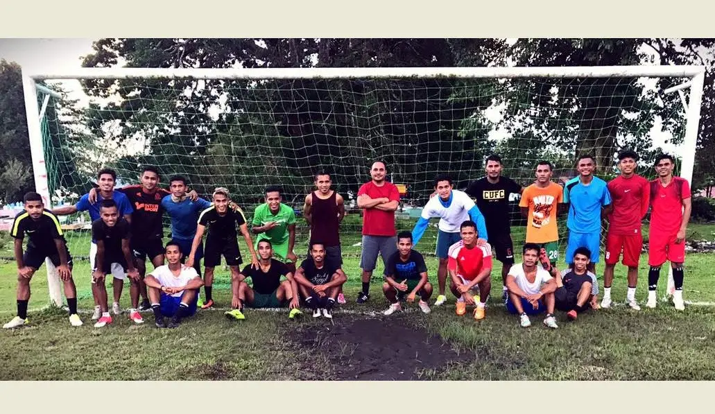 Pemain-pemain sepak bola asal Tulehu berkumpul dan akan memeriahkan Pertandingan Idul Fitri 2017 selama empat hari di Kampung Tulehu. (Bola.com/Istimewa)