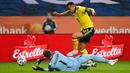 Pemain Swedia Robin Quaison bersaing dengan kiper Armenia David Yurchenko pada pertandingan persahabatan jelang Euro 2020 di Solna, Swedia, Sabtu (5/6/2021). Swedia menang 3-1. (Jonathan NACKSTRAND/AFP)