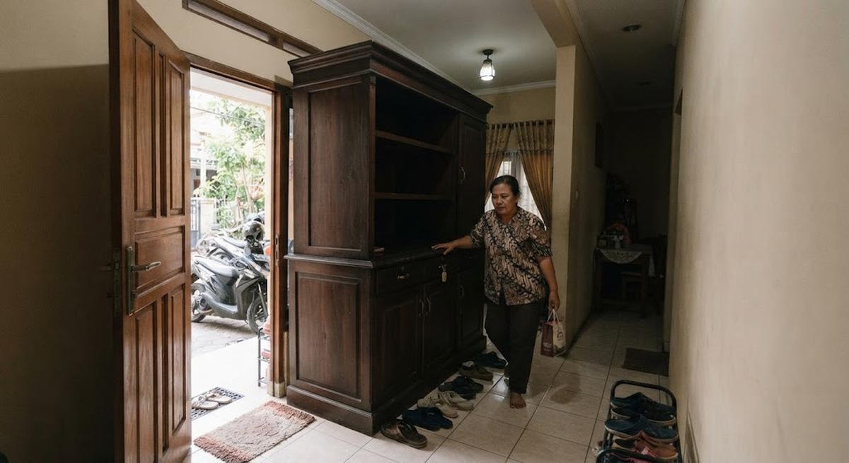 Kesalahan tata letak yang membuat area pintu masuk terasa sempit model menaruh furnitur besar di depan pintu