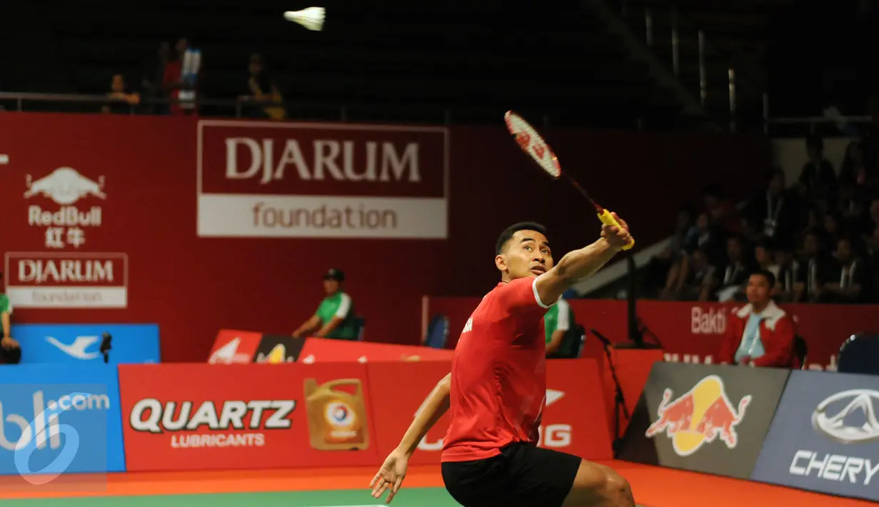 Pebulutangkis tunggal putra Indonesia, Tommy Sugiarto melakukan back hand saat berlaga melawan Pablo Abian (Spanyol) di Total BWF World Championships 2015 di Jakarta, Senin (10/8/2015). Tommy unggul 21-16, 21-13. (Liputan6.com/Helmi Fithriansyah)