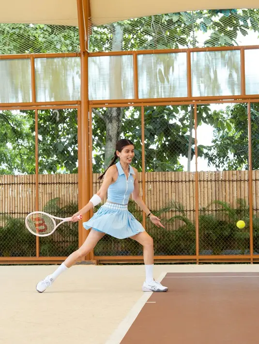 Nuansa pastel lembut yang ia pilih memperkuat kesan feminin dan segar, menjadikannya standout di antara dominasi outfit sporty bernuansa gelap yang biasa dipakai atlet.