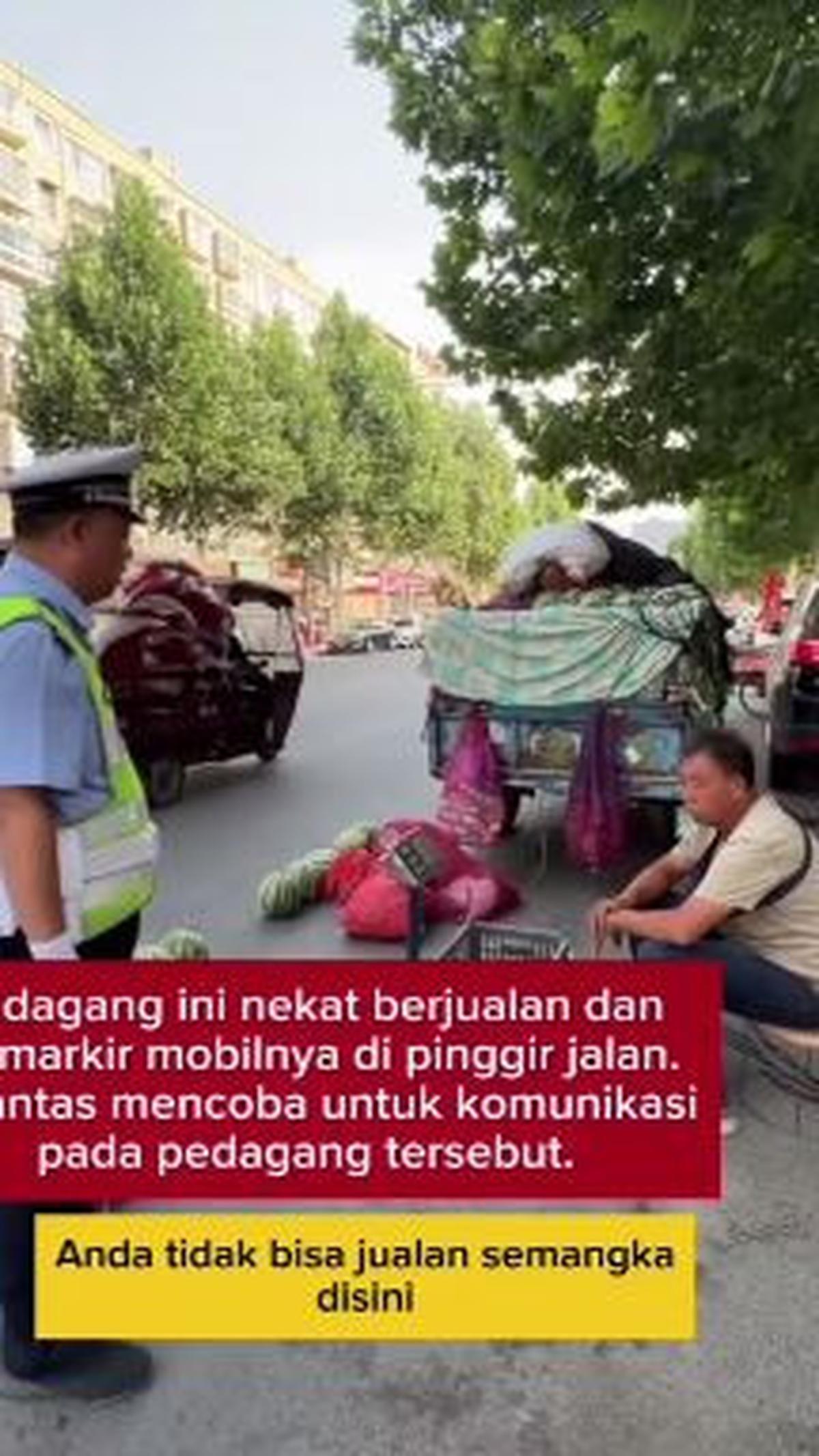 "Pedagang ini nekat berjualan dan memarkir mobilnya di pinggir jalan," demikian dikutip dari keterangan video.