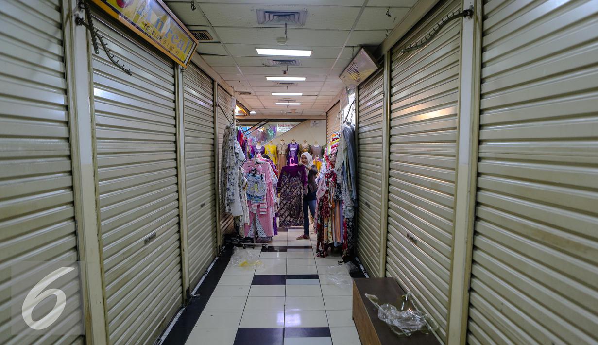 Seorang penjual tampak merapikan barang dagangannya di Pasar Tanah Abang Blok C, Jakarta, Selasa (21/7/2015). Aktivitas ekonomi di blok tersebut perlahan-lahan mulai kembali pulih setelah liburan lebaran. (Liputan6.com/Faizal Fanani)