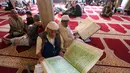 Di Masjid Agung Sanaa, para jemaah bertadarus tidak menggunakan Alquran sebagaimana pada umumnya. (MOHAMMED HUWAIS/AFP)