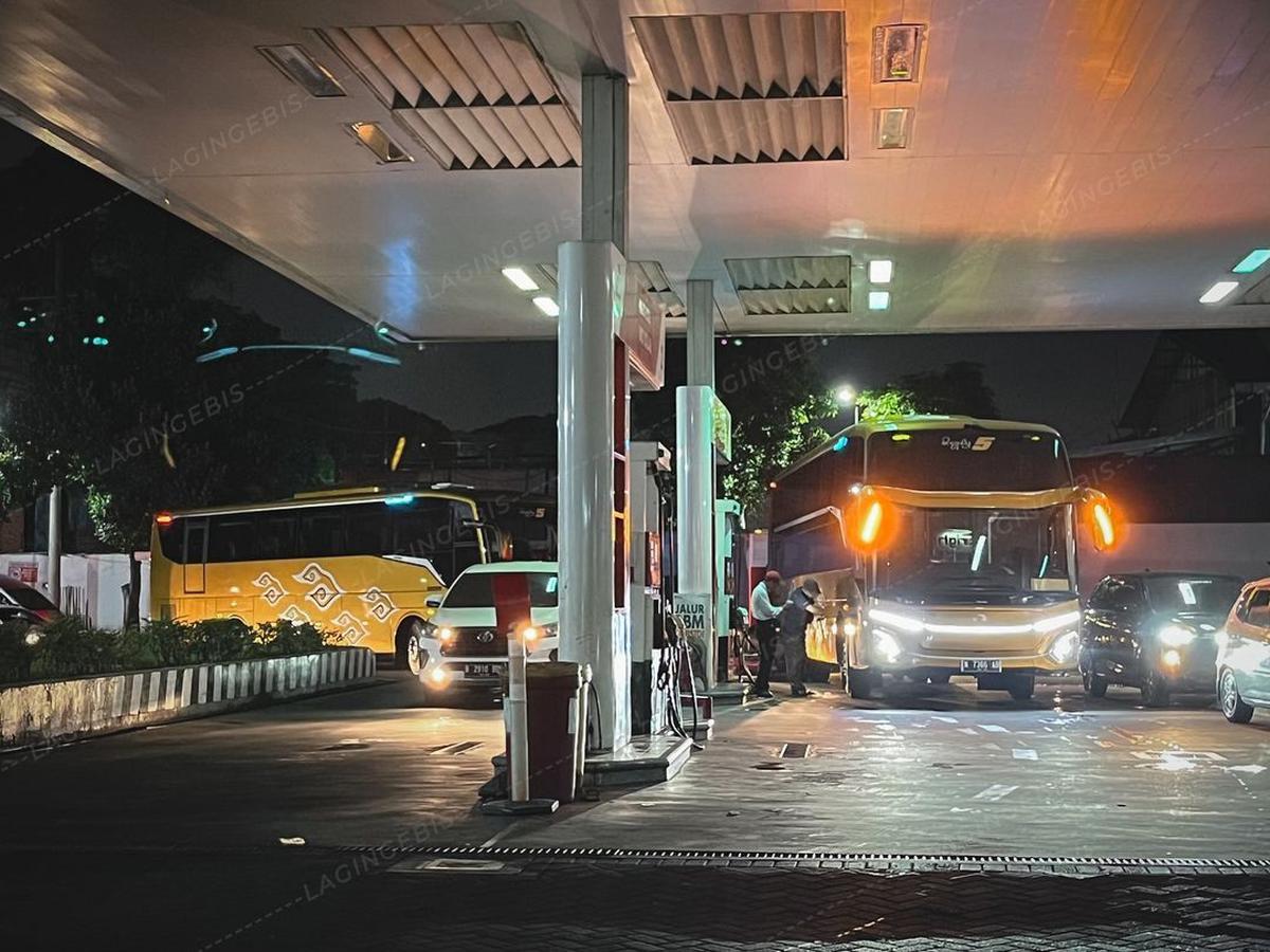Membawa dua Sleeper Bus!