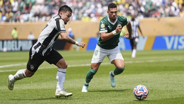 Artur (7) dari Botafogo dan Paulinho (10) dari Palmeiras