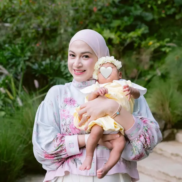 Barbie Vibes di Hari Raya, Makeup Pink Romantis Nina Zatulini Bikin Pangling