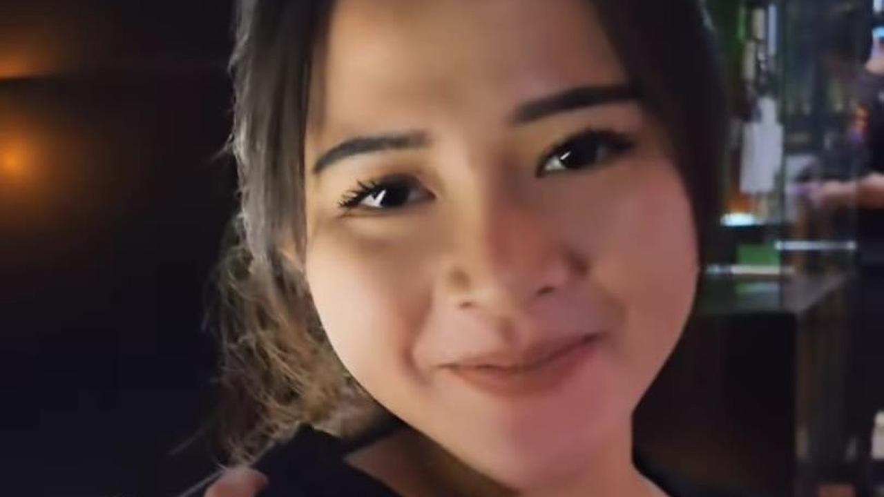 Momen Denny Caknan saat menikmati makan malam bersama Bella Bonita. Denny Caknan mengarahkan kamera ke arah sang istri yang tersenyum.