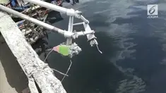 Diduga karena kelalaian sopir, sebuang angkot terjun dari jembatan dan tercebur ke sungai.