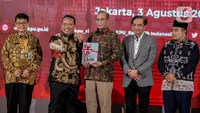 Anggota I Badan Pemeriksa Keuangan (BPK) Nyoman Adhi Suryadnyana (kedua kiri) menyerahkan Laporan Hasil Pemeriksaan BPK Atas Laporan Keuangan KPU Tahun 2022 kepada Ketua Komisi Pemilihan Umum (KPU) Hasyim Asy'ari (tengah) di Gedung KPU, Jakarta, Kamis (3/8/2023). (Liputan6.com/Faizal Fanani)