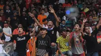 Suporter tim Macan Kemayoran meneriakkan yel yel saat menyaksikan laga uji coba antara Persija melawan Barito Putera di Stadion Bea Cukai Rawamangun, Jakarta, Selasa (5/4/2016). Laga uji coba berakhir imbang 2-2. (Liputan6.com/Helmi Fithriansyah)