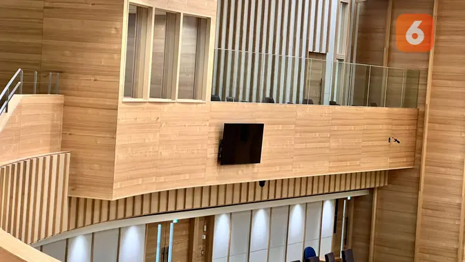 Ruangan kotak kayu di parlemen Prefektur Hokkaido yang dikunjungi Jumat (31/1/2025). Kantor Dewan Perwakilan Rakyat Daerah (DPRD) ini berada di Kota Sapporo. (Liputan6.com/Tanti Yulianingsih)