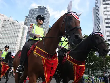 Polisi berkuda saat berpatroli di car free day  di Bundaran Hotel Indonesia, Jakarta Pusat, Minggu (12/1/2020). Kehadiran polisi berkuda ini sebagai bentuk dukungan terhadap program CFD pemerintah. (Liputan6.com/Angga Yuniar)