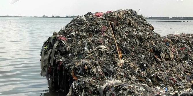 VIDEO: Gundukan Sampah Pantai Marunda Tak Kunjung Hilang