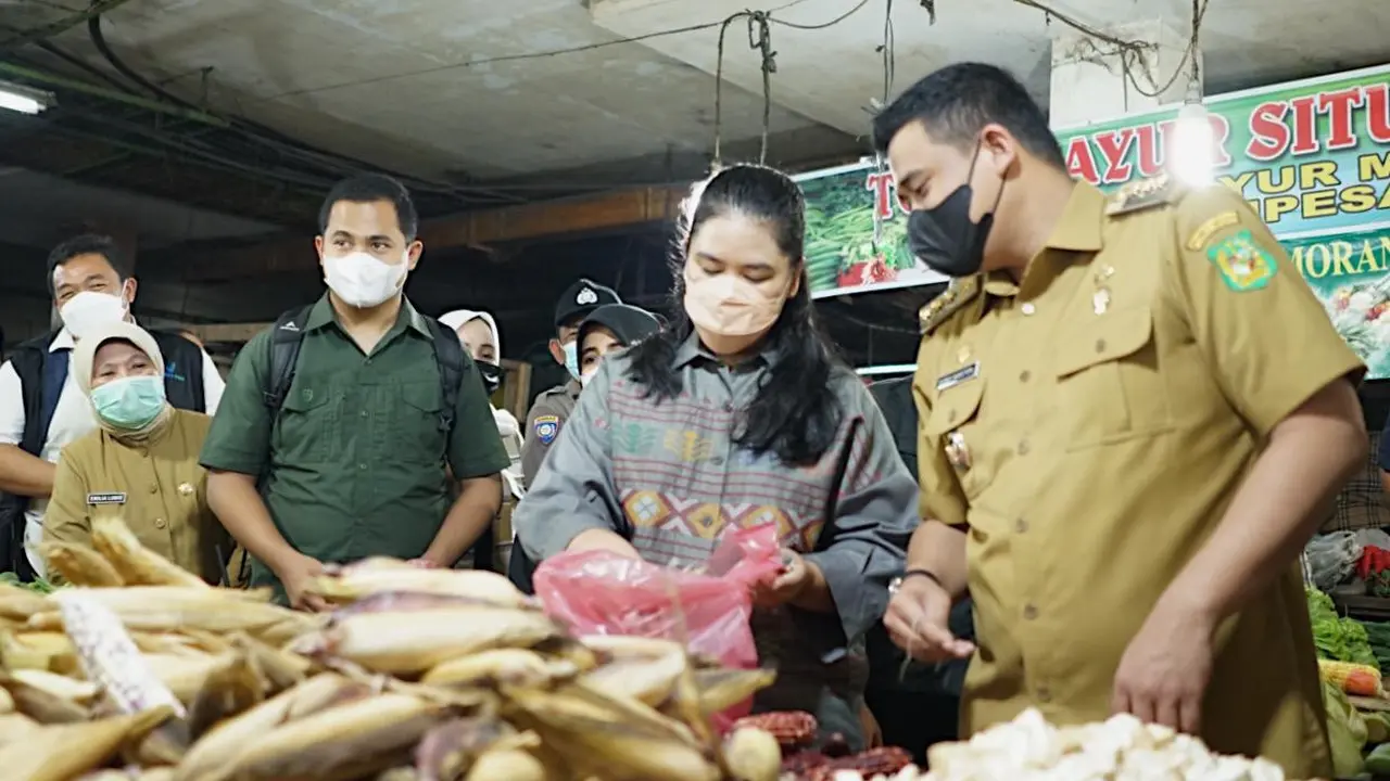 H-2 Idul Fitri, Bobby Nasution dan Kahiyang Tinjau Pasar Pastikan Kebutuhan Pokok Terkendali