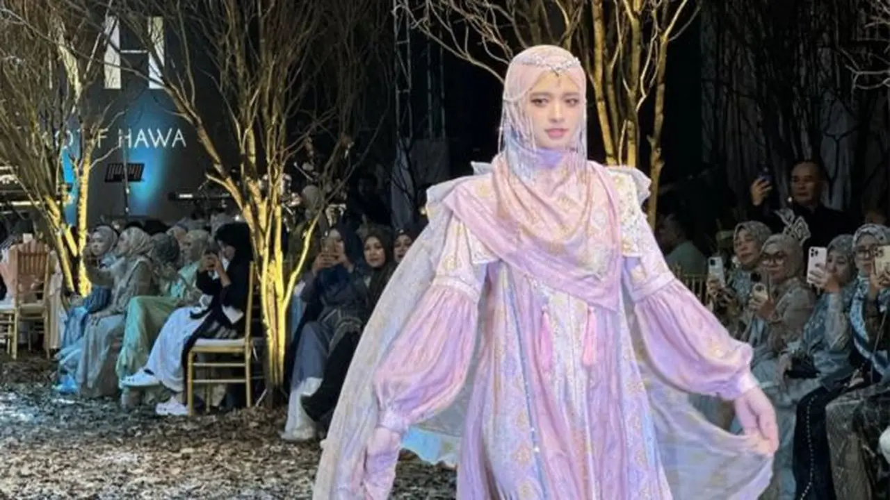 Inara rusli pukau penonton di runway. (credit:instagram.com/mommy_starla)