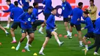 Penyerang Barcelona asal Polandia, Robert Lewandowski (tengah) melakukan pemanasan bersama rekan-rekan setimnya saat sesi latihan di Stadion Signal Iduna Park, Dortmund, Jerman pada 14 April 2025. (Ina FASSBENDER/AFP)