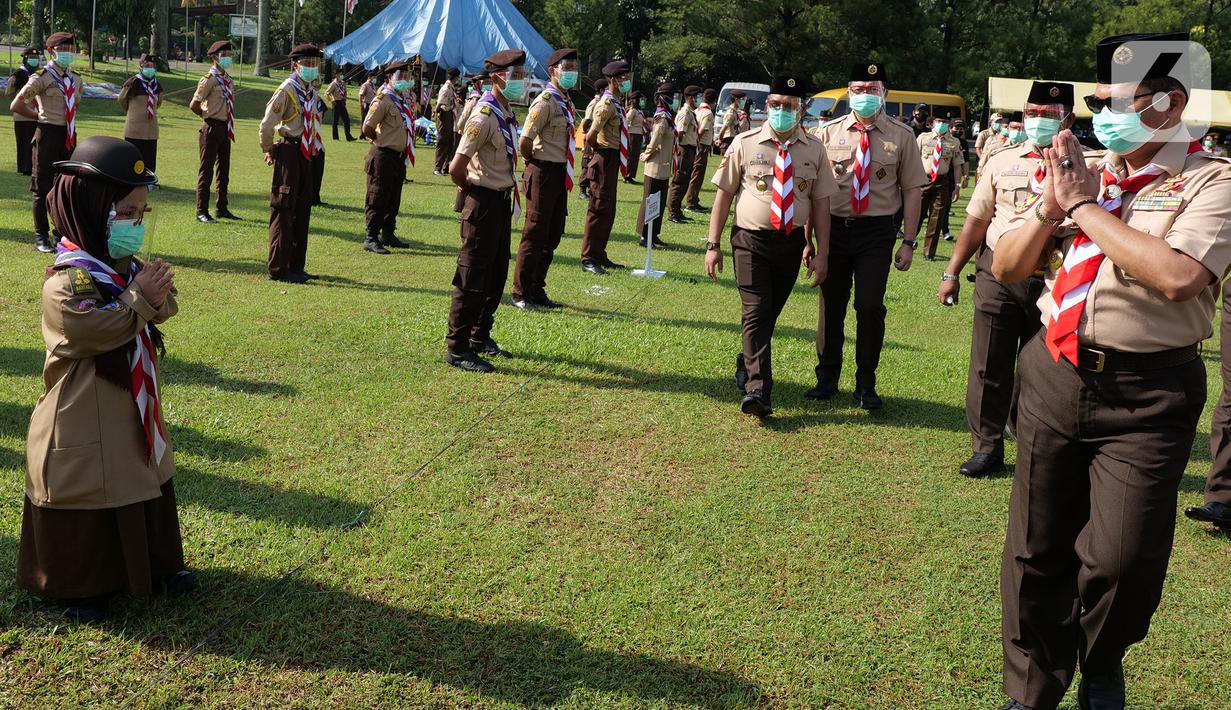 Ketua Kwartir Nasional Gerakan Pramuka Budi Waseso meninjau anggota Pramuka usai mengikuti apel di Taman Rekreasi Wiladatika, Cibubur, Jakarta, Rabu (28/10/2020). (Liputan6.com/Herman Zakharia)