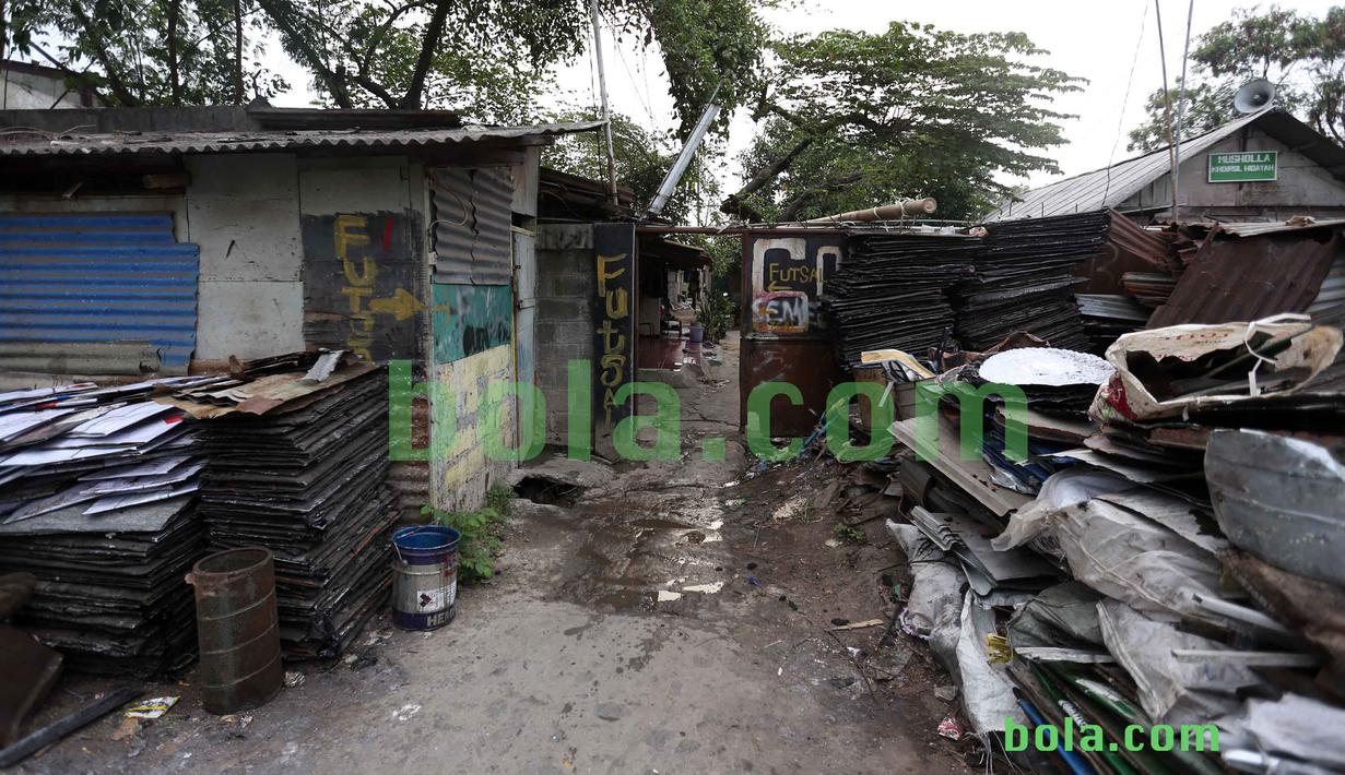 Pintu masuk Perumahan warga dekat kegiatan menjahit bendera Merah-Putih raksasa di Tangerang, Sabtu (31/10/2015). Selain ingin mencatat rekor dunia, tema dasar adalah "One Soul, One Nation Untuk Sepakbola Indonesia".  (Bola.com / Nicklas Hanoatubun).