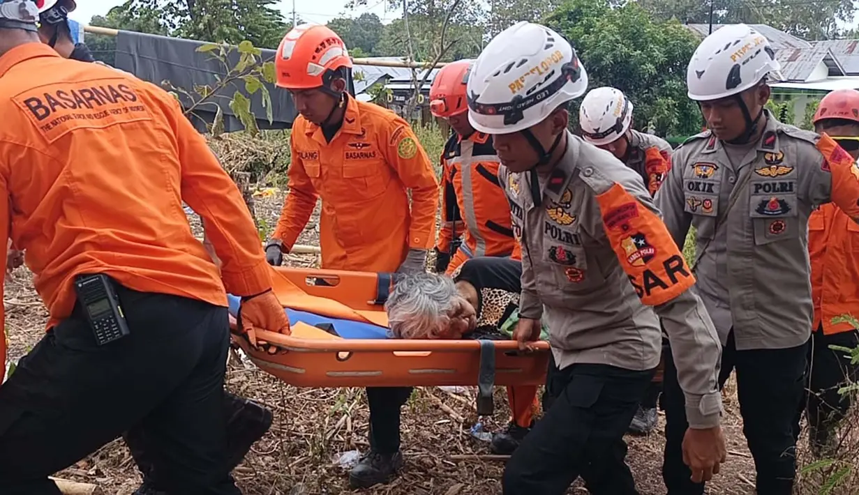 Tim SAR Gabungan mengevakuasi penduduk rentan pascagempa bumi di Kabupaten Manggarai Timur, Nusa Tenggara Timur, Kamis, 20 Agustus 2026. (Basarnas)
