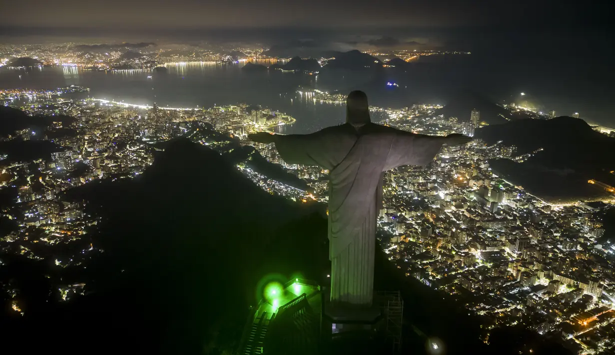 Patung Kristus Sang Penebus berdiri setelah lampu yang meneranginya dimatikan untuk memperingati satu jam kegelapan secara sukarela dalam rangka kampanye global "Earth Hour" di Rio de Janeiro, Brasil, Sabtu, 25 Maret 2023. Acara global Earth Hour adalah pemadaman lampu secara simbolis selama satu jam untuk membantu meminimalkan konsumsi bahan bakar fosil dan meningkatkan kesadaran tentang perubahan iklim. (AP Photo/Bruna Prado)