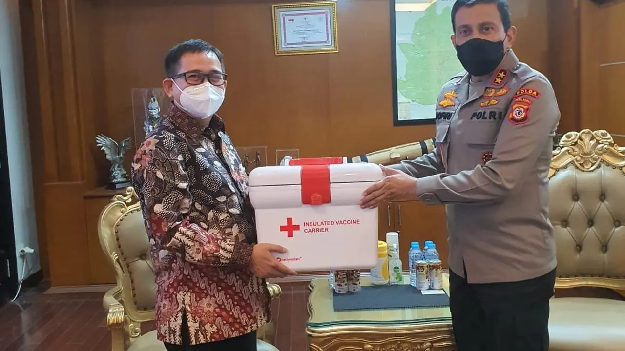 PTPP menyerahkan bantuan sejumlah 30 unit Vaccine Carrier kepada Kepolisian Daerah Provinsi Jawa Barat (Polda Jabar).