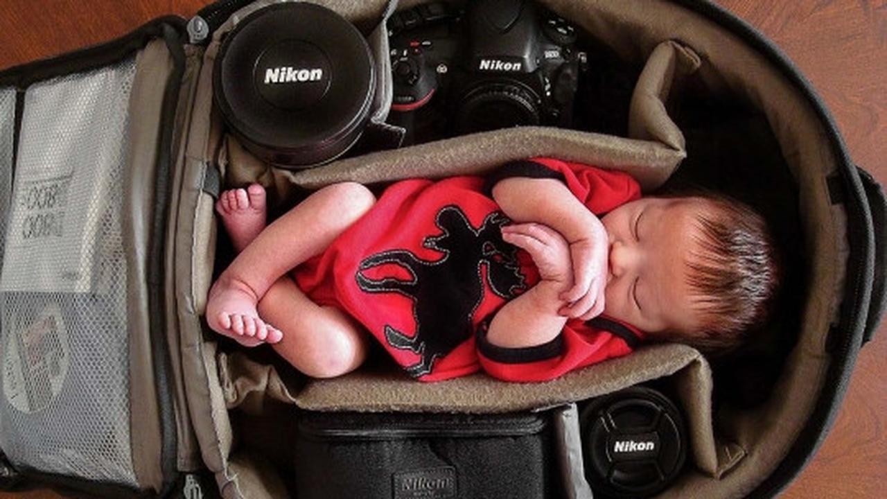 Kelakuan unik para fotografer tidurkan bayi di tas kamera