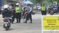 Petugas Polantas dan Dishub mencegat kendaraan roda dua dalam Operasi Zebra Jaya 2018 di kawasan Cinere, Depok, Selasa (30/20). Kegiatan Operasi Zebra 2018 ini berlangsung hingga 12 November 2018 secara serentak se-Indonesia. (Merdeka.com/Arie Basuki)