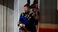 Pipe Major Paul Burns dari Royal Regiment of Scotland menutup pemakaman kenegaraan Ratu Elizabeth II (AP).
