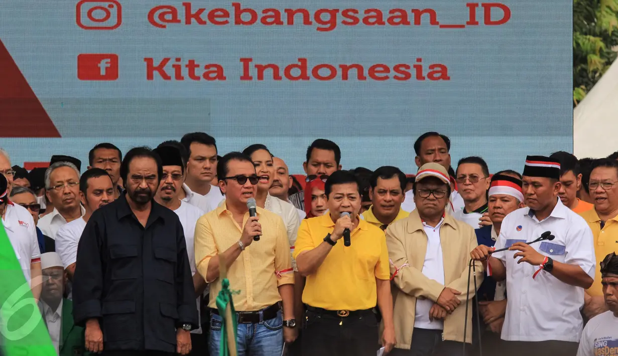 Ketum Golkar, Setya Novanto memberikan orasi dalam parade kebudayaan 'Aksi Kita Indonesia' di Bundaran HI, Jakarta, Minggu (4/12). Acara ini diisi dengan parade budaya Indonesia dan orasi tokoh politik nasoional Indonesia. (Liputan6.com/Fery Pradolo)