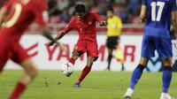 Gelandang Timnas Indonesia, Zulfiandi, melepaskan tendangan saat melawan Thailand pada laga Piala AFF 2018 di Stadion Rajamangala, Bangkok, Sabtu (17/11). Thailand menang 4-2 dari Indonesia. (Bola.com/M. Iqbal Ichsan)