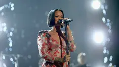 Penampilan Rihanna di atas panggung MusiCares 2016, demi menghormati musisi legendaris Lionel Richie, Los Angeles, 13 Februari 2016. RiRi tampil dalam balutan gaun transparan yang mengekspos lekuk tubuhnya. (Christopher Polk/Getty Images for NARAS/AFP)