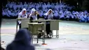 Para siswa berpartisipasi dalam peringatan Hari Kesehatan Jiwa Sedunia di sebuah SMP Islam di Banda Aceh, Aceh, Kamis (14/10/2021). Hari Kesehatan Jiwa Sedunia atau World Mental Health Day diperingati setiap tanggal 10 Oktober. (CHAIDEER MAHYUDDIN/AFP)
