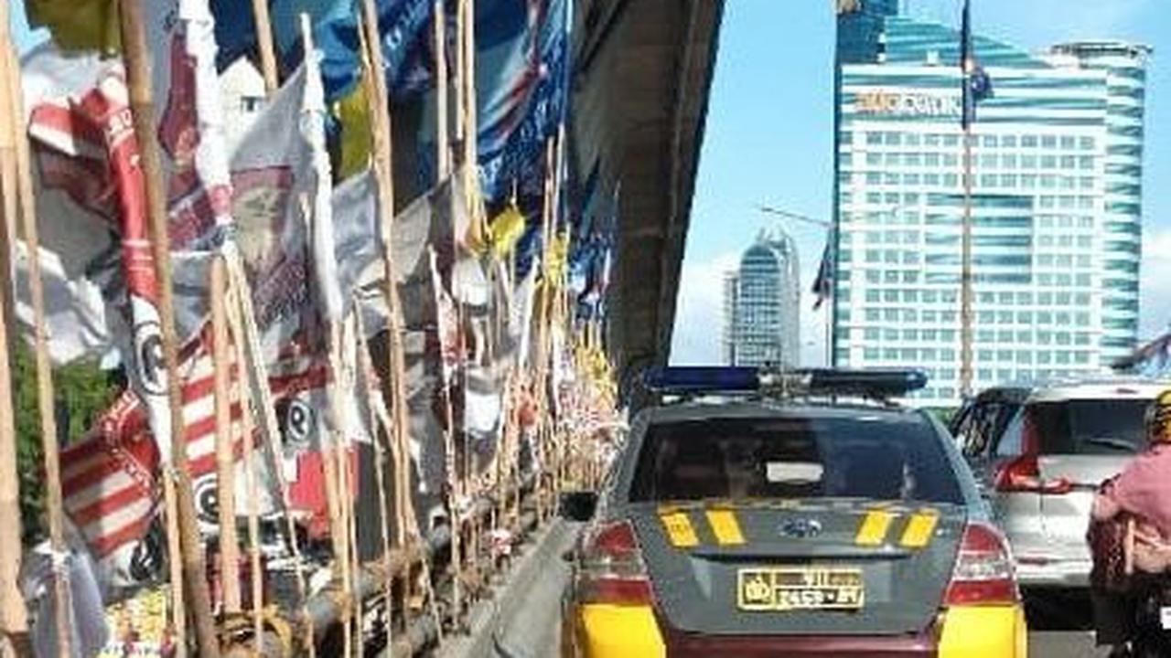 Polisi Minta Pengurus Partai Rapikan 18 APK Roboh di Flyover Mampang