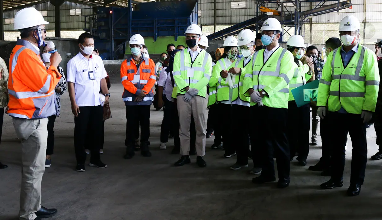 Direktur Manufaktur SBI Lilik Unggul Raharjo menjelaskan operasional pengolahan sampah kepada Menko Bidang Kemaritiman dan Investasi, Luhut Binsar Pandjaitan, Menteri Kelautan dan Perikanan, Edhy Prabowo di Cilacap, Jawa Tengah, Selasa (21/7/2020). (Liputan6.com/Pool/SIG)