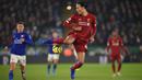 Pemain Liverpool Virgil van Dijk mengontrol bola dengan kakinya saat menghadapi Leicester City pada pertandingan Liga Inggris di King Power Stadium, Leicester, Inggris, Kamis (26/12/2019). Liverpool menang 4-0. (Oli SCARFF/AFP)