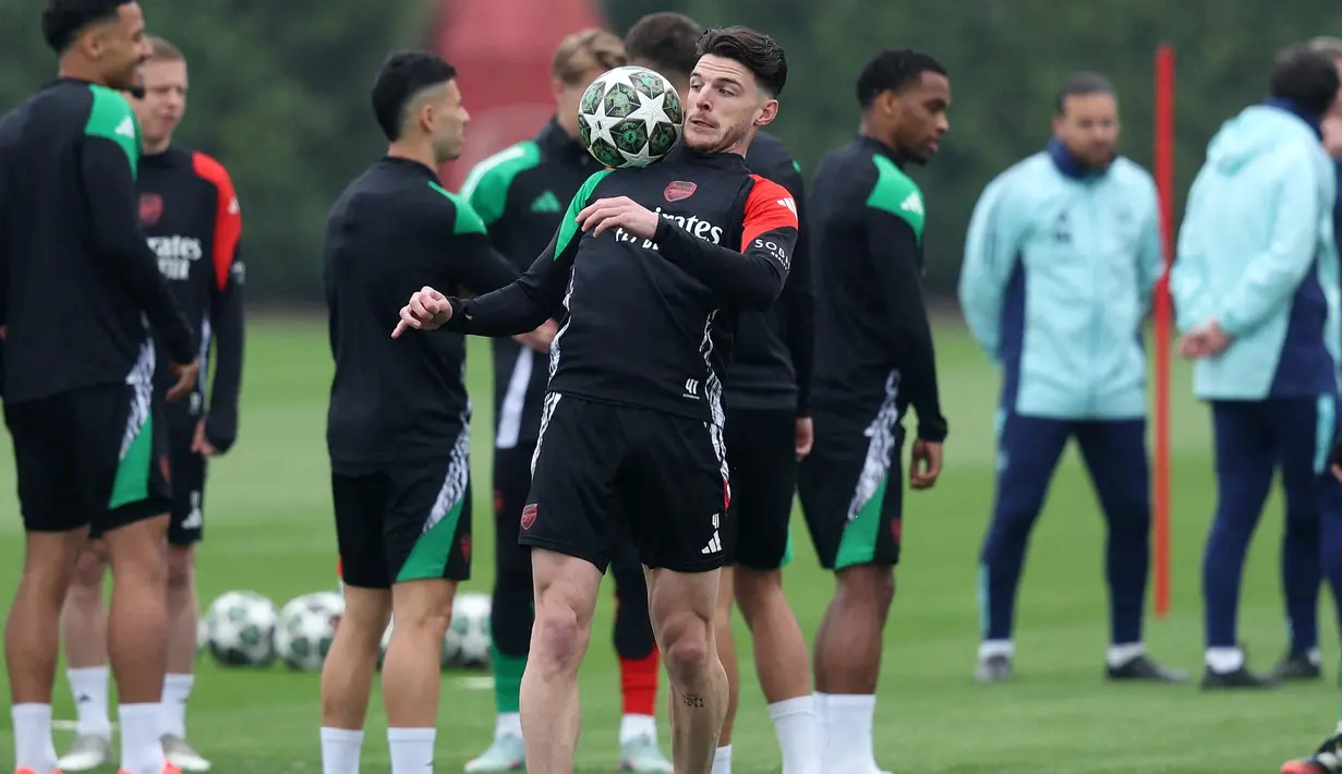 Diprediksi pertandingan Real Madrid melawan Arsenal bakal berlangsung sengit dan menarik. (Adrian Dennis/AFP)