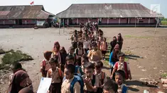 Sejumlah siswa keluar kelas usai kegiatan belajar mengajar selesai di SDN 04 Pantai Bahagia, Muara Gembong, Jawa Barat, Jumat (9/6). Banjir Rob yang sering melanda kawasan ini menyebabkan kondisi bangunan memprihatinkan. (Liputan6.com/Gempur M Surya)