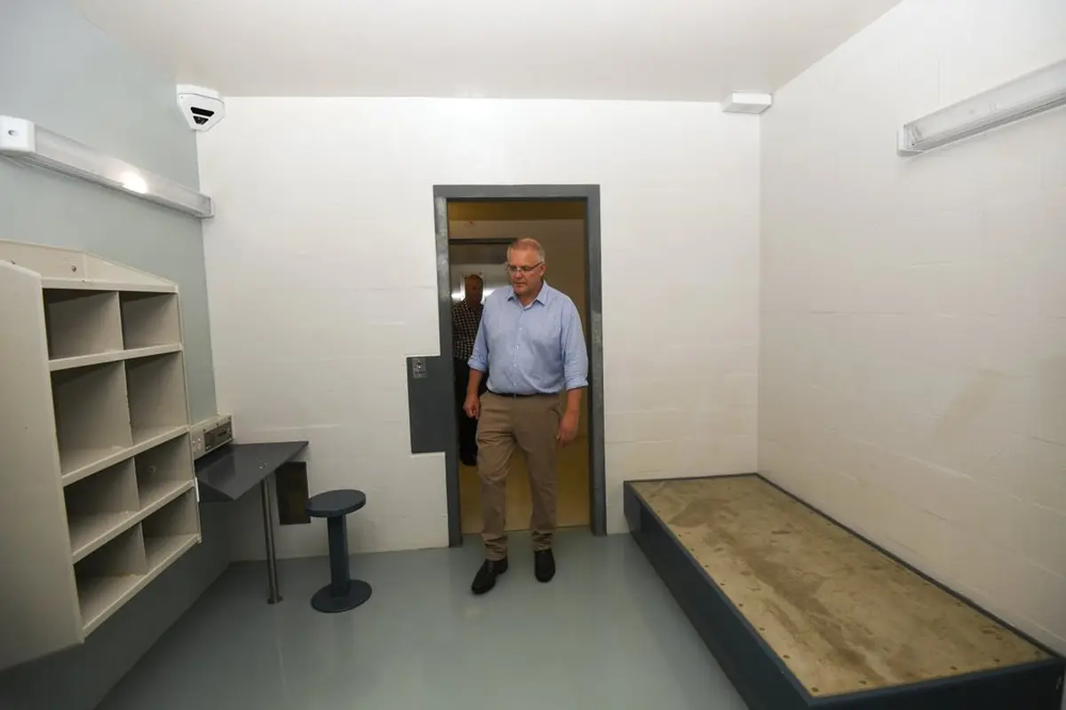 Perdana Menteri Scott Morrison ketika mengunjungi salah satu kamar perawatan di Christmas Island.
