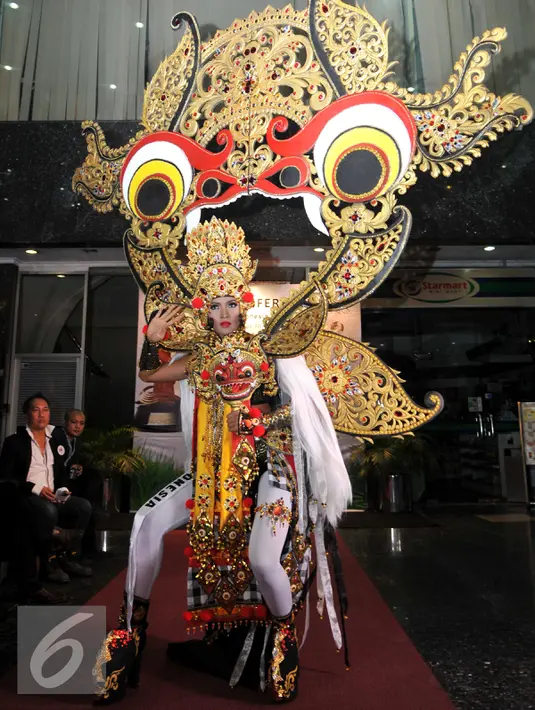Puteri Indonesia Anindya Kusuma Putri mengenakan kostum karya Dynand Fariz dengan tema "Mythical Eyes on Barong", Jakarta, Kamis (26/11/2015). Kostum ini memiliki bobot 27 Kg dan akan dipakai di perhelatan Miss Universe 2015. (Liputan6.com/Gempur M Surya)