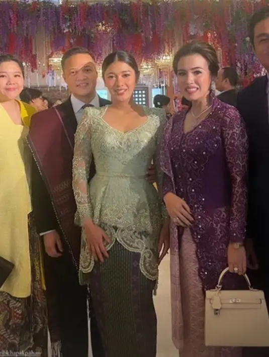 Ada beberapa foto yang memperlihatkan Naysila Mirdad pose bareng sang kekasih, Arfito Hutagalung. [Foto: Instagram/fitohtg]