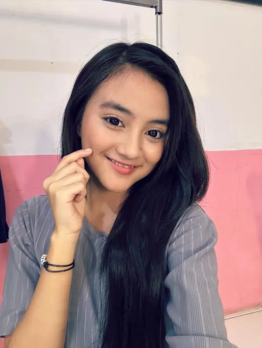 Tak hanya kenakan busana untuk kebutuhan foto, Nayla Purnama juga mengenakan busana yang identik dan sedang tren di tahun 2016 untuk kebutuhan filmnya. Selain tes makeup, Nayla Purnama juga rela memakai behel agar semakin mirip dengan Vina meski akui sulit berdialog karena tidak terbiasa. Diketahui Vina Cirebon tahun 2016 lalu mengenakan kawat gigi. (Liputan6.com/IG/@nayladpurnama)
