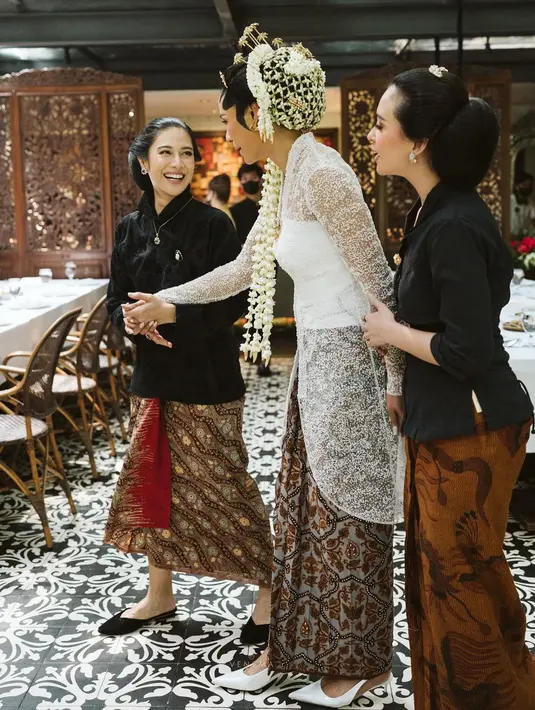 <p>Penampilan Dian Sastro di prosesi pernikahan yang digelar Adinia Wirasti-Michael Wahr di Jakarta, cukup berbeda dari sebelumnya. Foto: Instagram.</p>